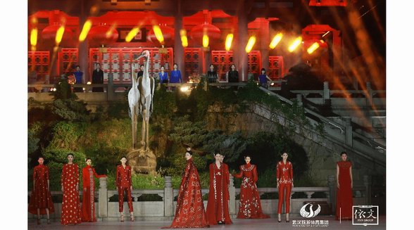 EVE CINA漢風國潮，黃鶴樓前依文用中國紅禮贊祖國！